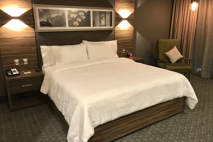 Room 7 of 103