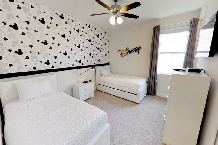 Room 13 of 38
