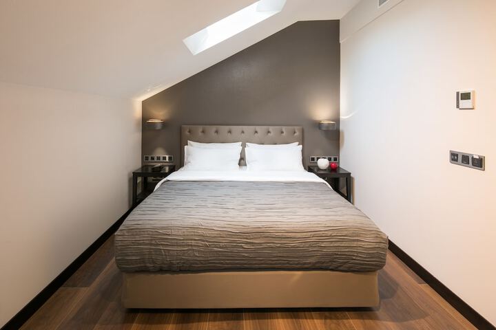 Room 9 of 77