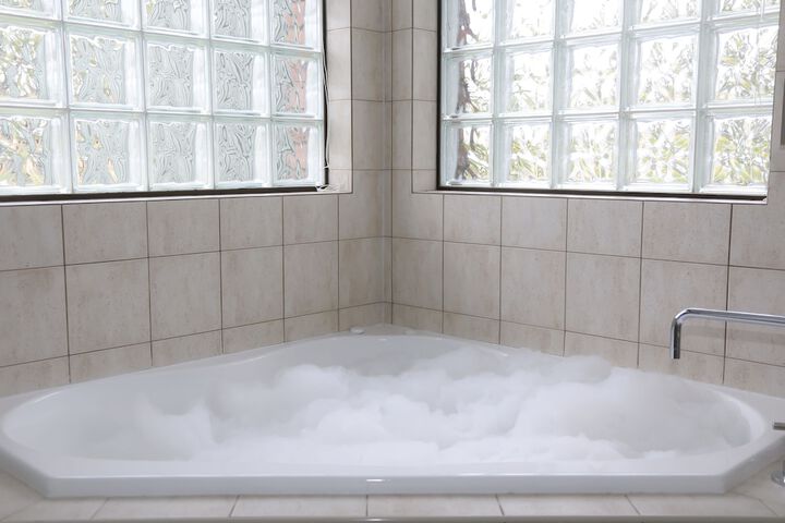 Jetted tub