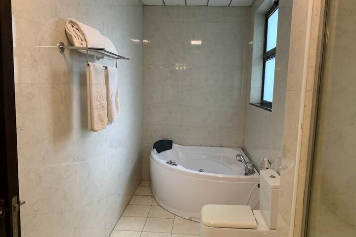Room 102 of 168