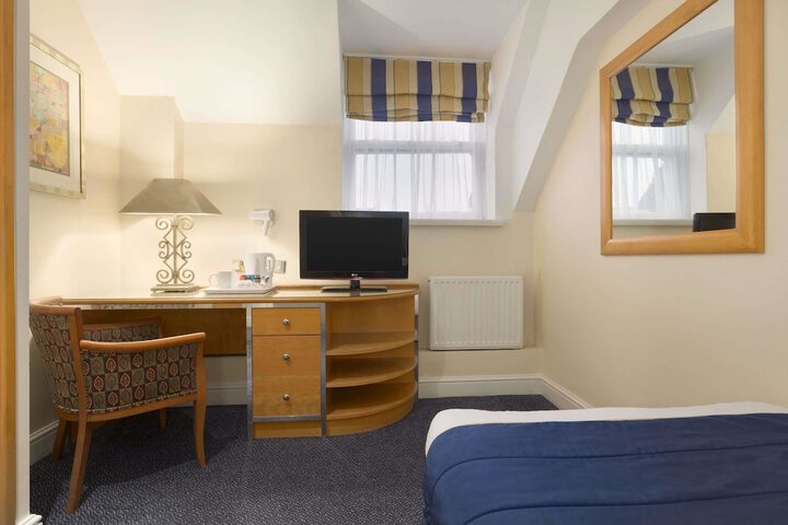 Room 18 of 48