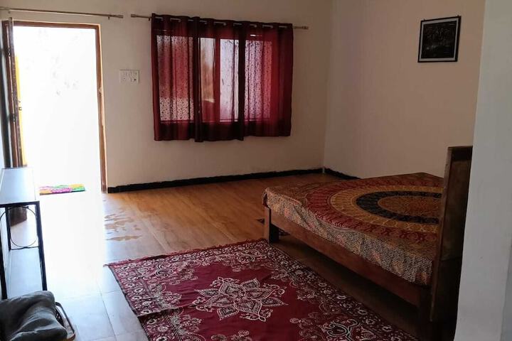 Room 6 of 12