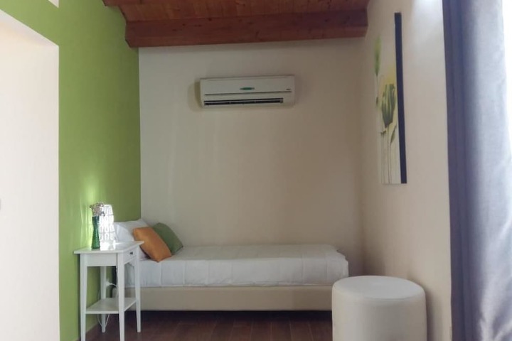 Room 5 of 16