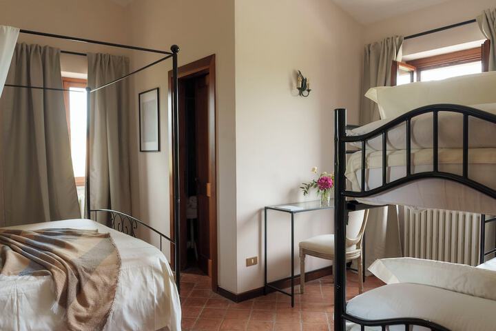 Room 7 of 32