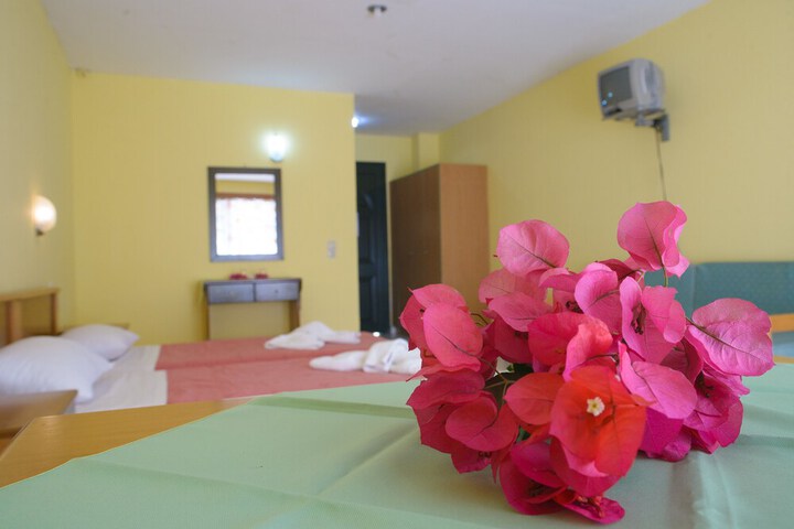 Room 6 of 25
