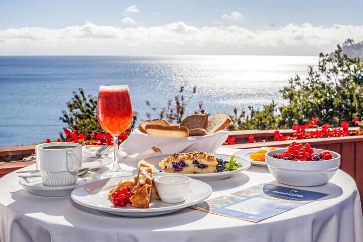 Breakfast/Coffee Service 20 of 31