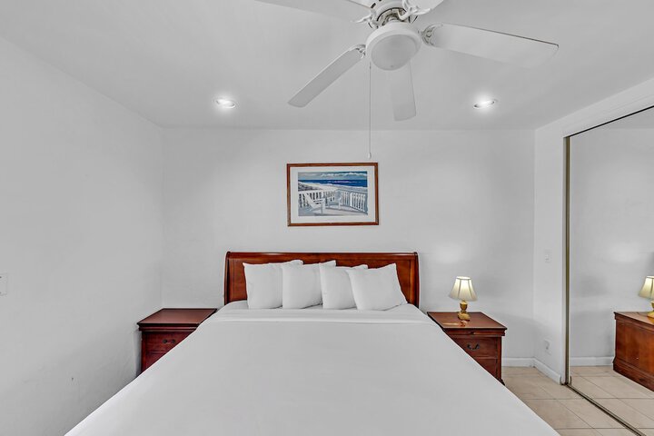 Studio Queen Bed (7 of 24)