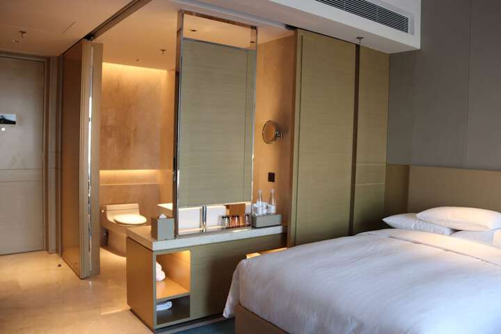 Room 42 of 90