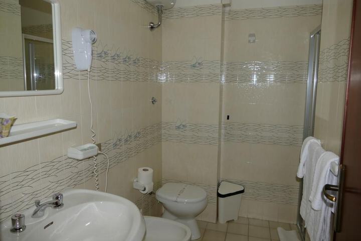 Room 9 of 32