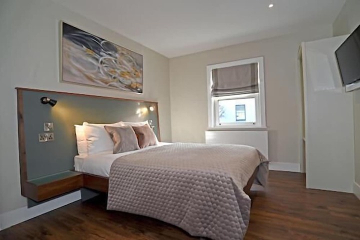 Room 4 of 14