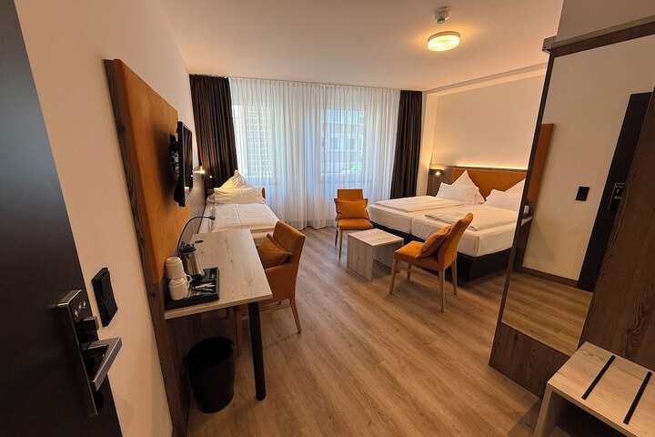 Room 32 of 65