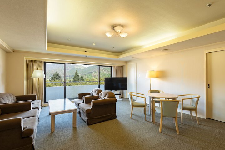 Room 6 of 33