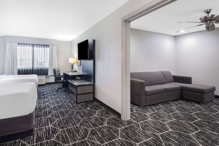 2 Queen Beds Accessible (3 of 11)