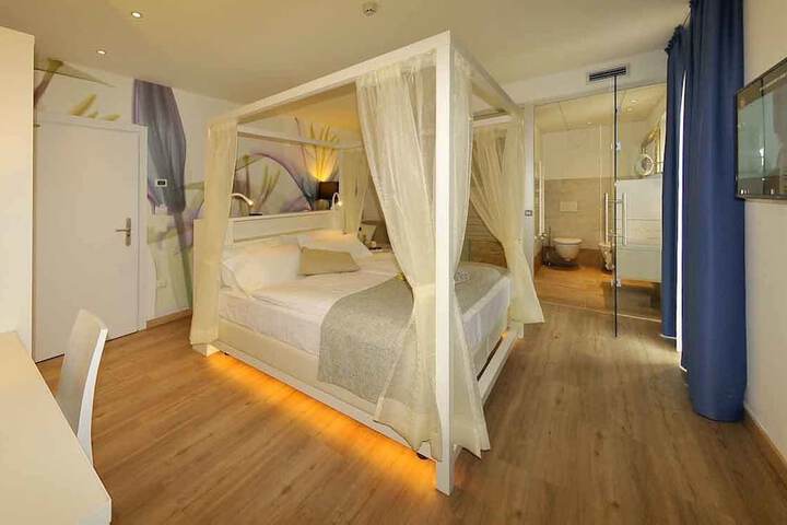Room 4 of 65