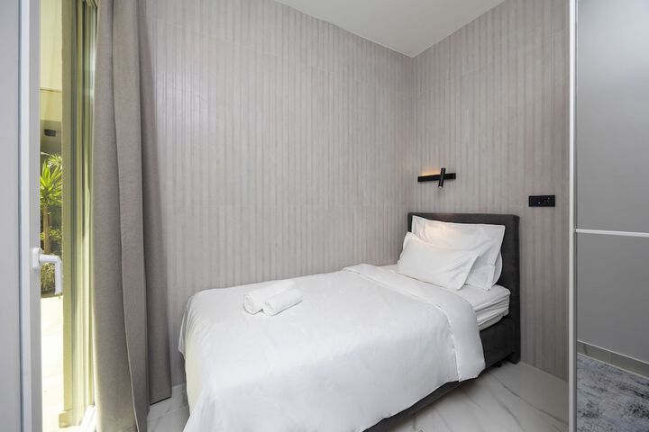 Room 52 of 169