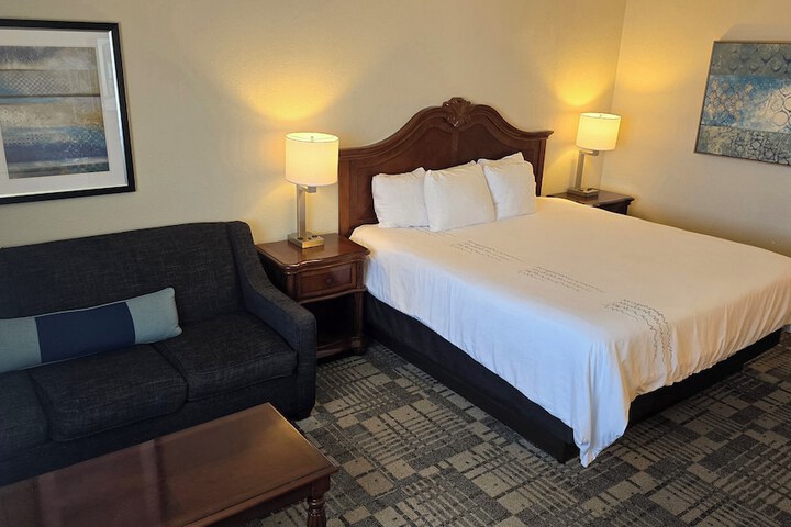 1 King Bed Sofa Bed Microwave and Refrigerator WiFi Full Breakfast (19 of 33)