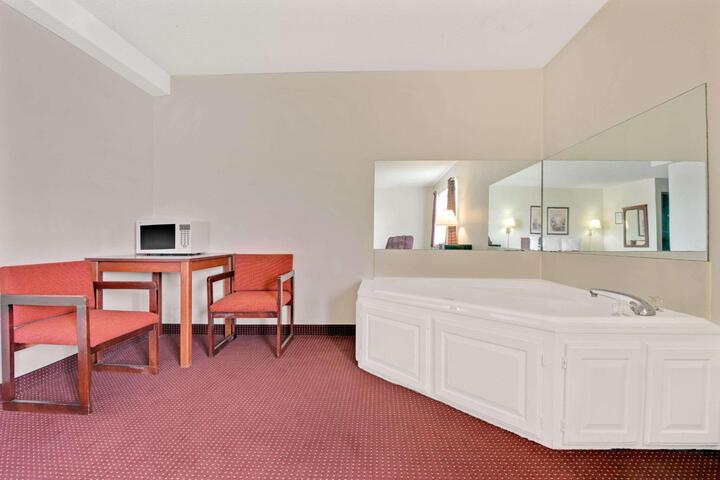1 King Bed (4 of 6)