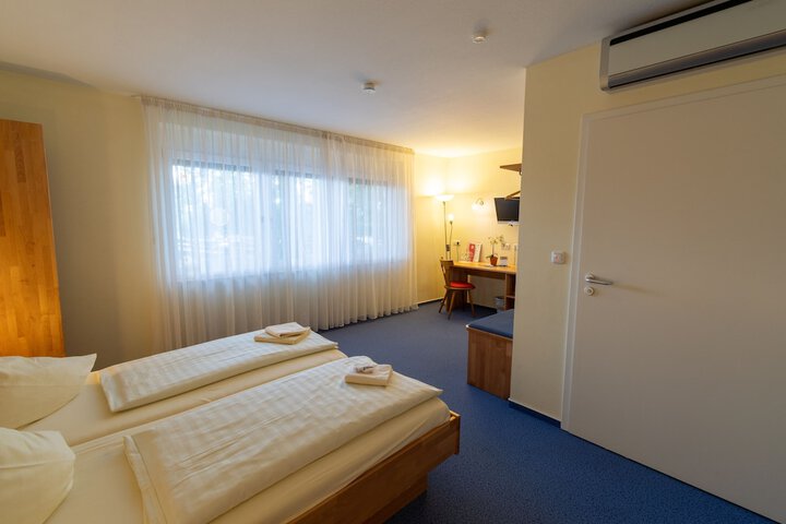 Room 10 of 36