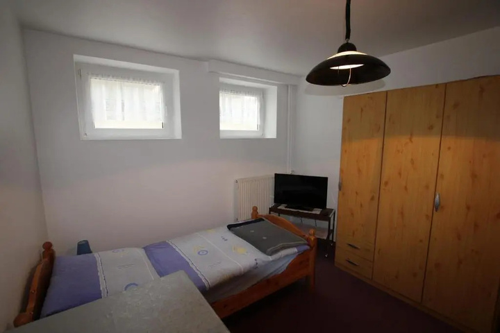 Room 8 of 12