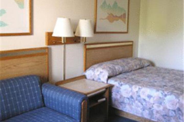1 Queen Bed (4 of 4)