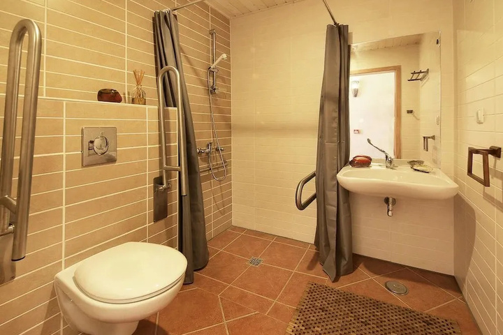 Room 6 of 18