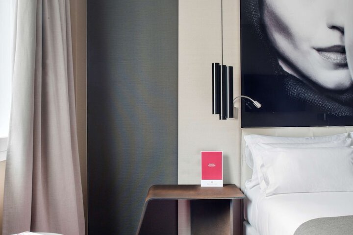 Room 5 of 70