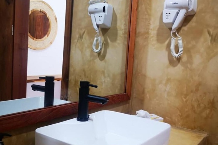 Room 6 of 8