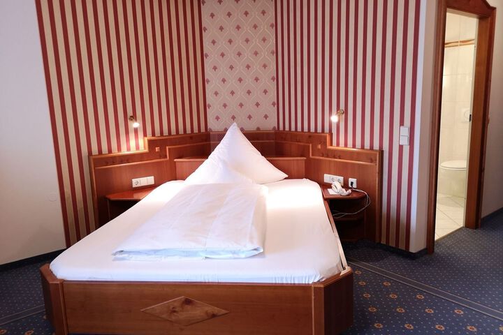 Room 33 of 46