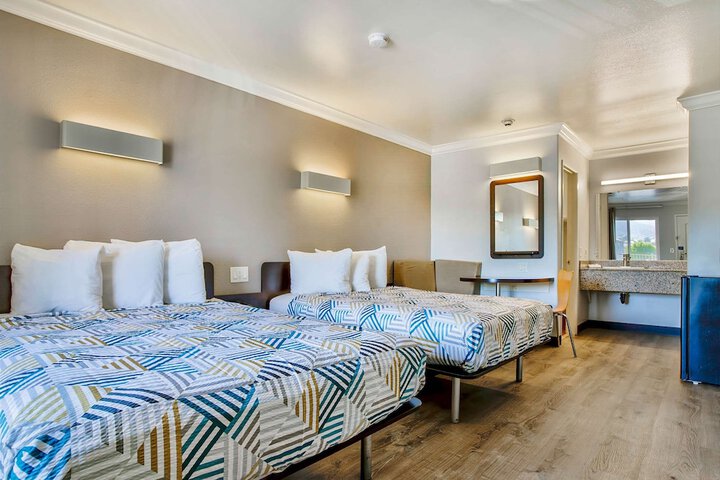 1 Queen Bed (4 of 12)