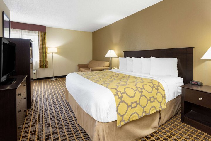 1 Queen Bed Accessible Room (2 of 9)