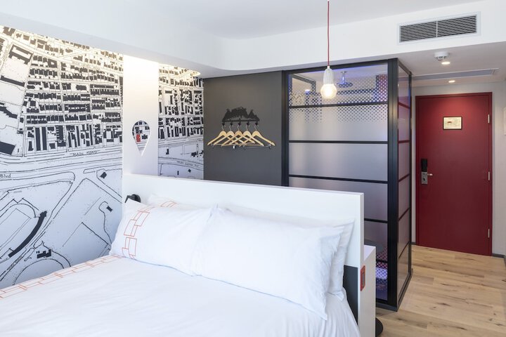 Room 26 of 165