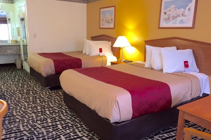 1 Queen Bed (6 of 9)