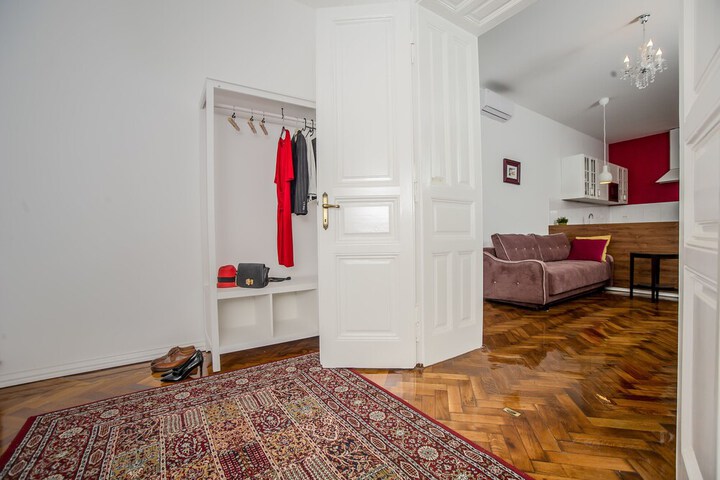 Room 4 of 12