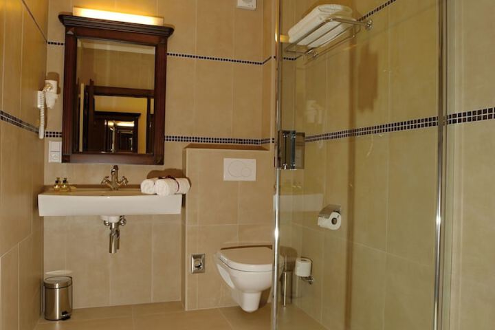 Room 18 of 42