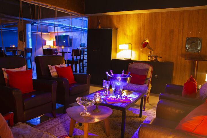 Lounge 78 of 86
