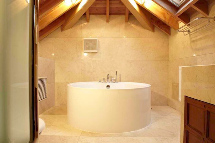 Deep Soaking Bathtub