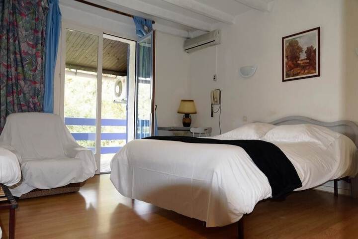 Room 2 of 8