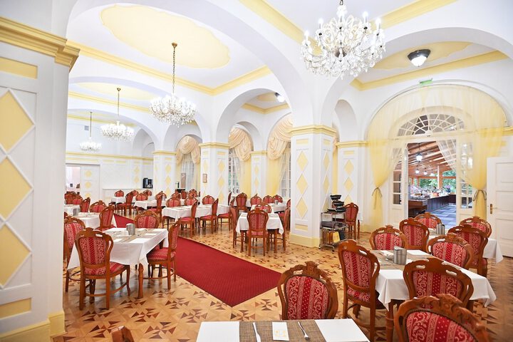 Dining 68 of 102