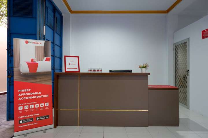 Exterior of RedDoorz near GOR Satria 3