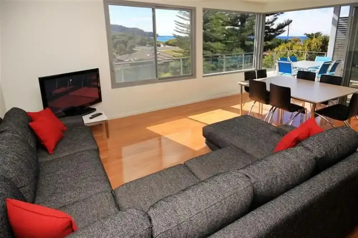 Room 4 of 9