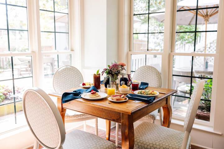 Breakfast/Coffee Service 155 of 200