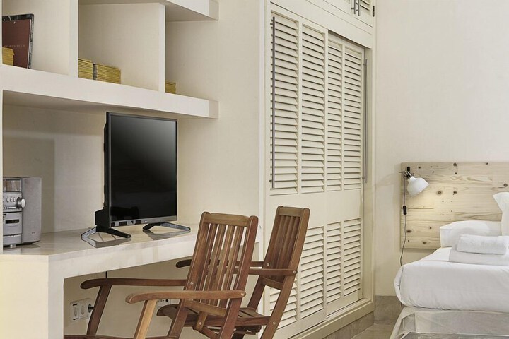 Room 12 of 110