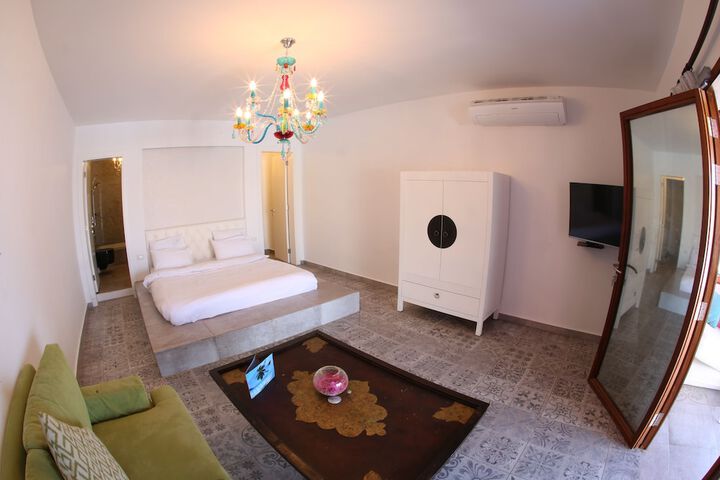 Room 6 of 50