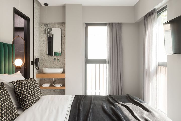 Room 19 of 102