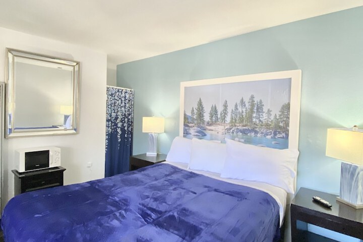 1 Queen Bed (10 of 19)