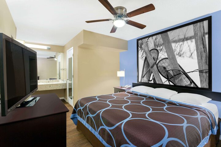 1 King Bed Deluxe Room (5 of 9)