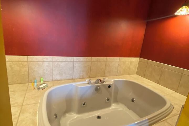 Basic Room 1 King Bed Hot Tub (7 of 38)