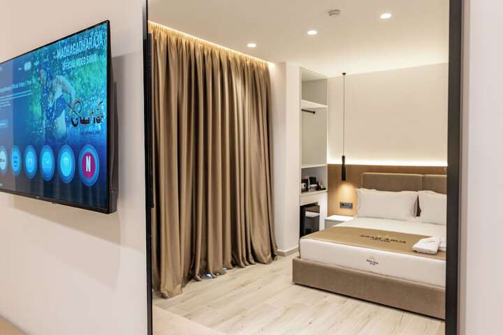 Room 11 of 244
