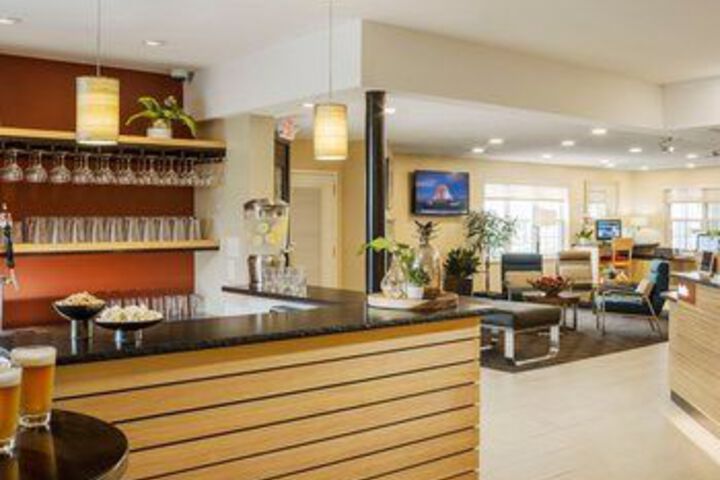 Lounge 9 of 21